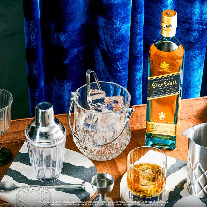 W42034-Vinoteca-Whisky-Jwalker-Et-Azul-750Ml-002.jpg