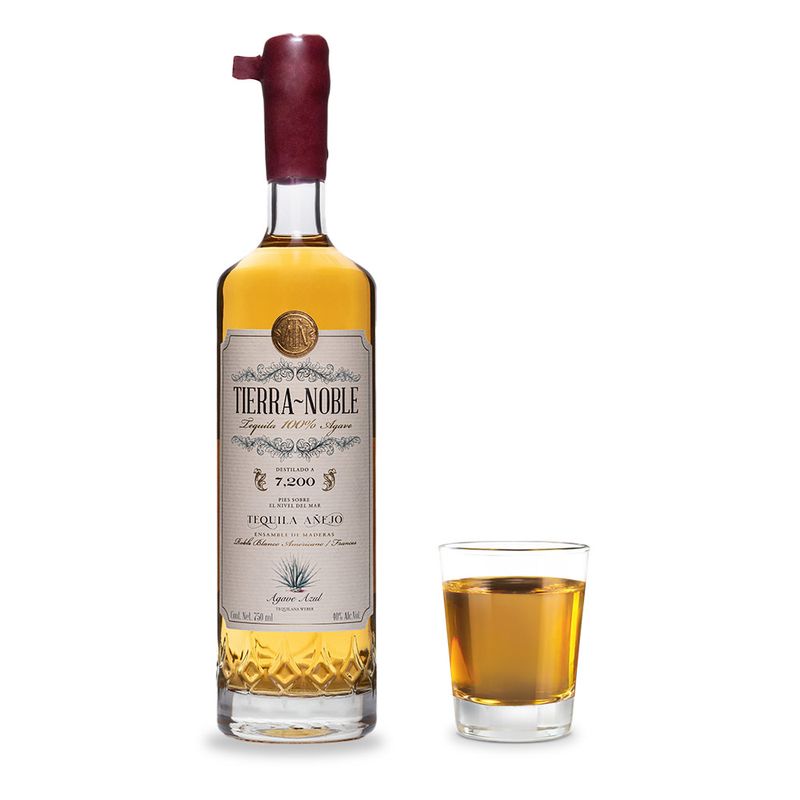 T7387-Vinoteca-Tequila-Tierra-Noble-Anejo-750-ml-002.jpg